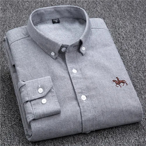 "Chemise femme rayée élégante en coton avec broderie discrète, motif classique et coupe normale, confort et style assurés."