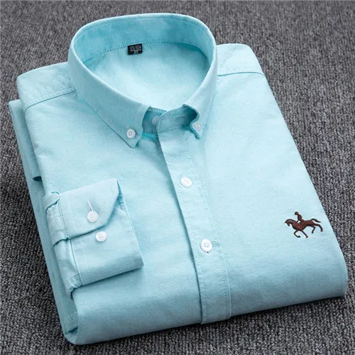"Chemise femme rayée élégante en coton avec broderie discrète, motif classique et coupe normale, confort et style assurés."