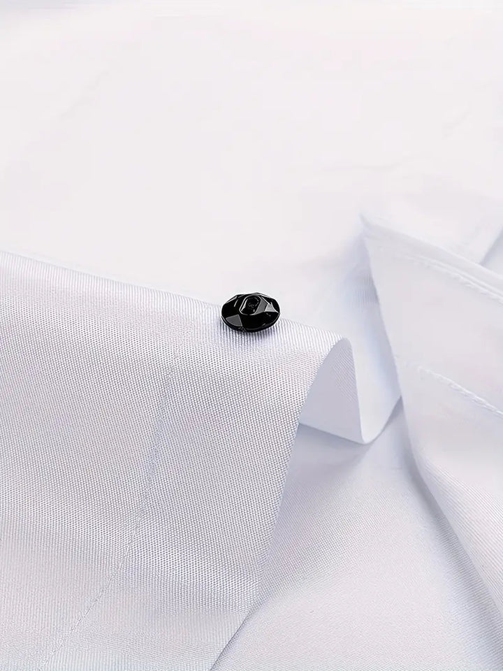 Chemise formelle homme en coton blanc, manches longues, coupe ajustée, tissu doux et respirant pour élégance classique.