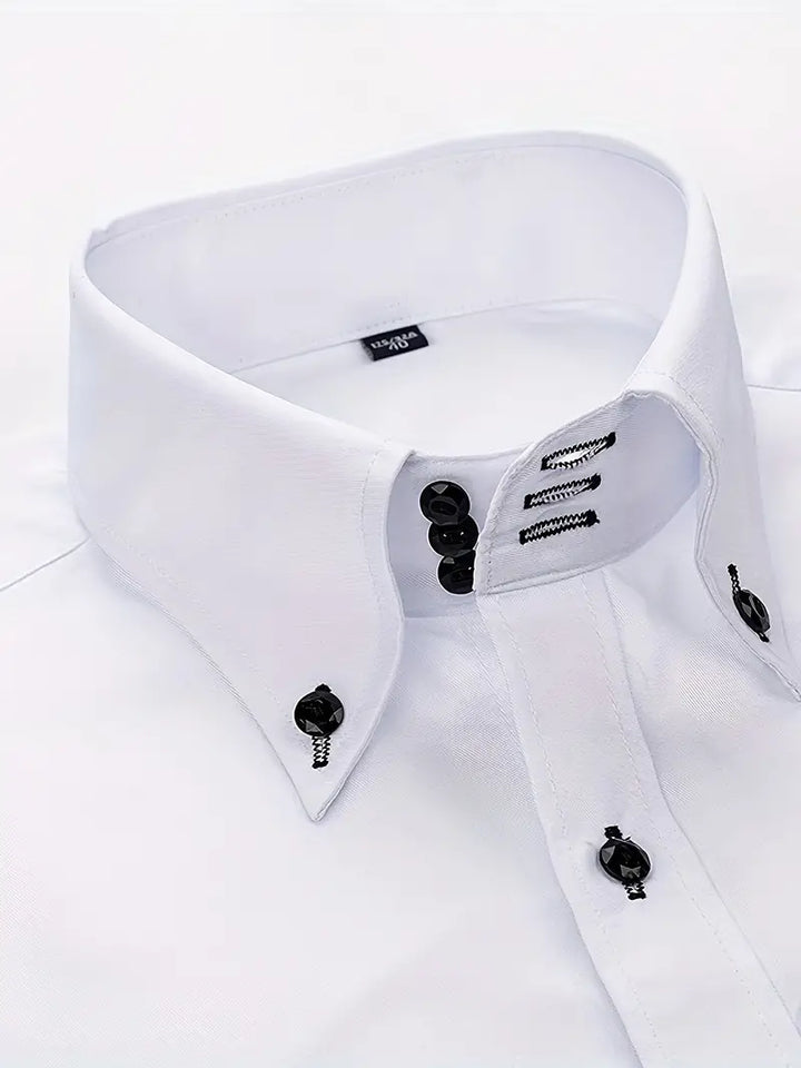 Chemise formelle homme en coton blanc, manches longues, coupe ajustée, tissu doux et respirant pour élégance classique.