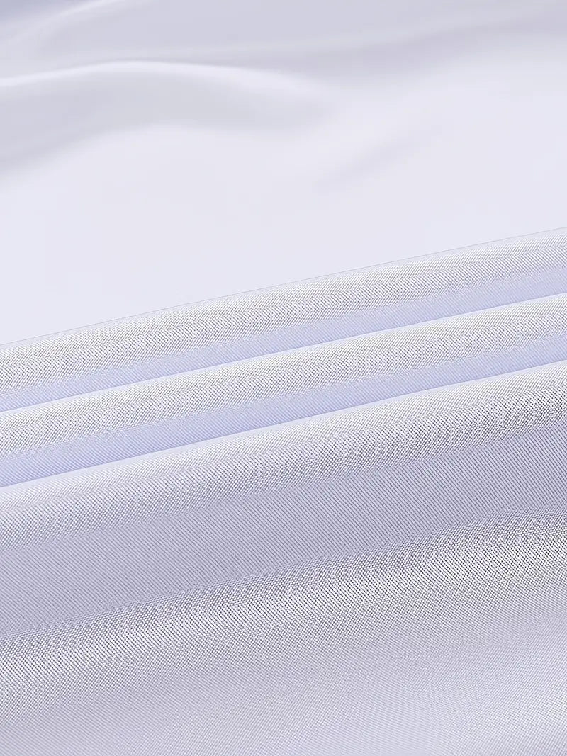Chemise formelle homme en coton blanc, manches longues, coupe ajustée, tissu doux et respirant pour élégance classique.