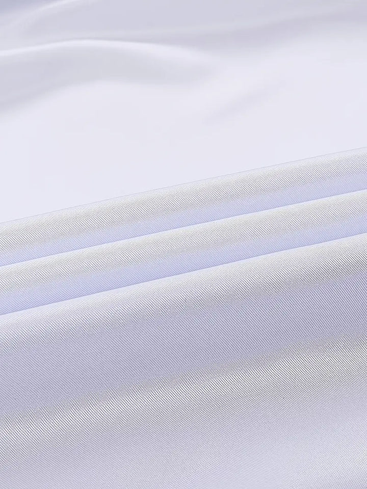 Chemise formelle homme en coton blanc, manches longues, coupe ajustée, tissu doux et respirant pour élégance classique.