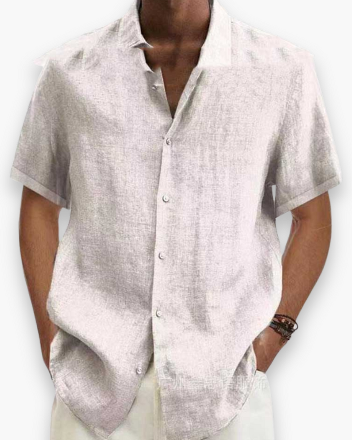 "Chemise homme blanc chic, manches courtes, coupe moderne, tissu respirant idéal pour un style casual et élégant."