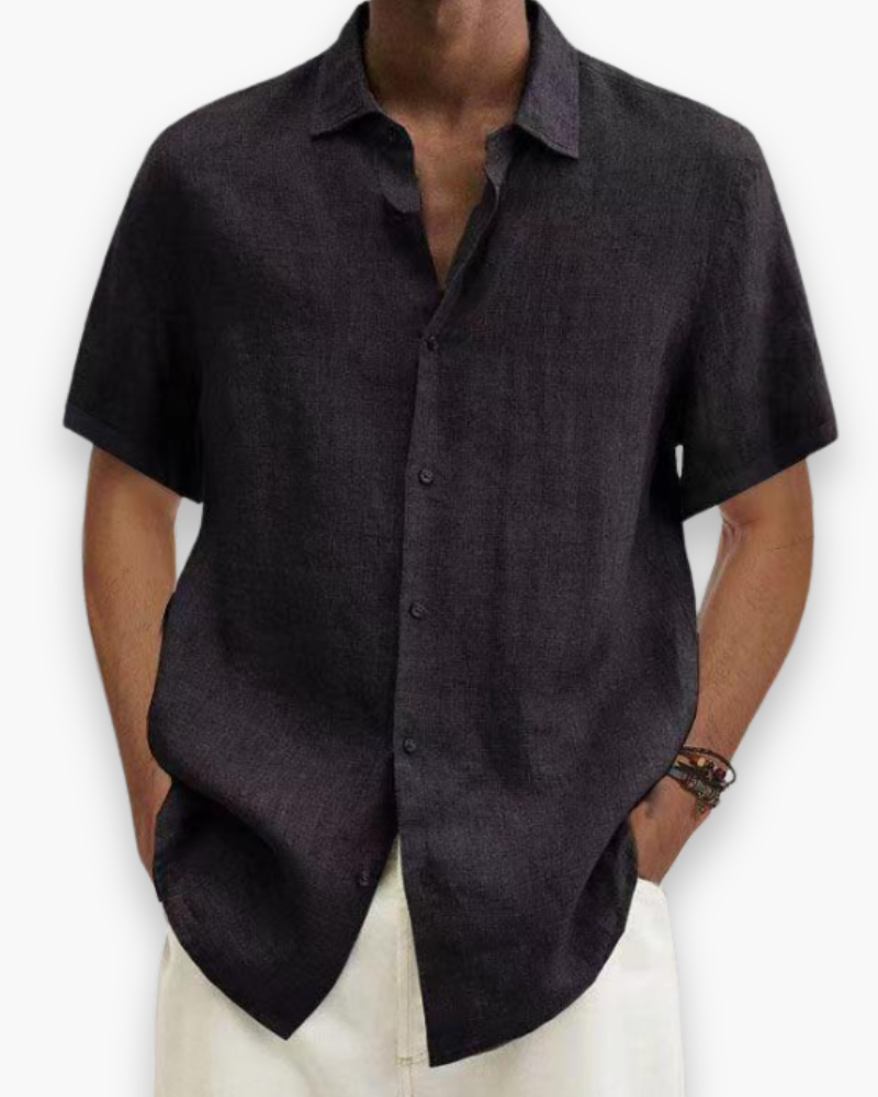 "Chemise homme blanc chic, manches courtes, coupe moderne, tissu respirant idéal pour un style casual et élégant."