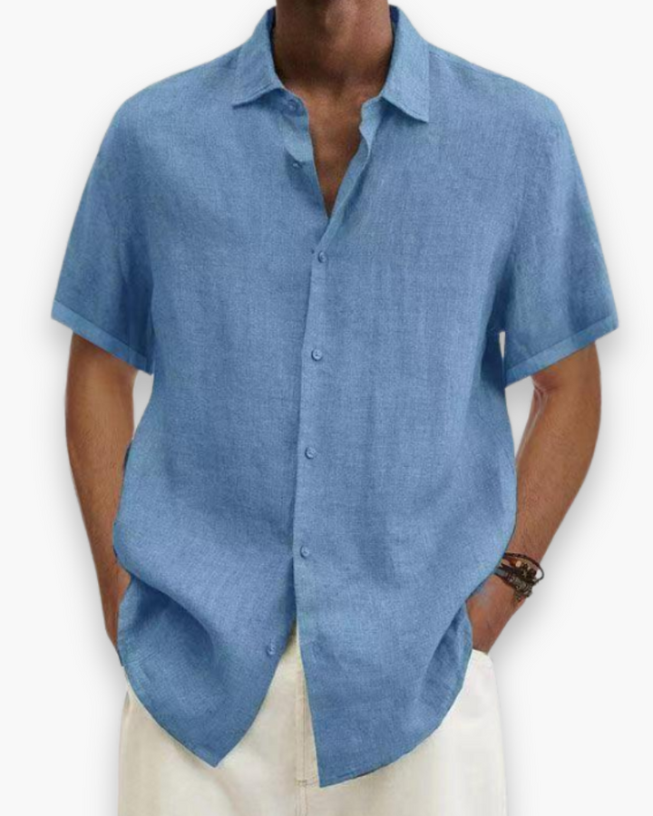 "Chemise homme blanc chic, manches courtes, coupe moderne, tissu respirant idéal pour un style casual et élégant."