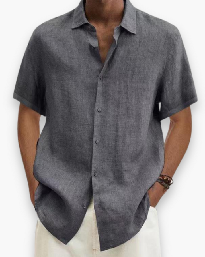 "Chemise homme blanc chic, manches courtes, coupe moderne, tissu respirant idéal pour un style casual et élégant."