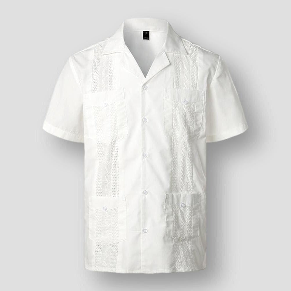 Chemise homme broderie Caraïbe, col italien, tissu premium doux, élégante, quatre poches pratiques, confort, style insulaire.