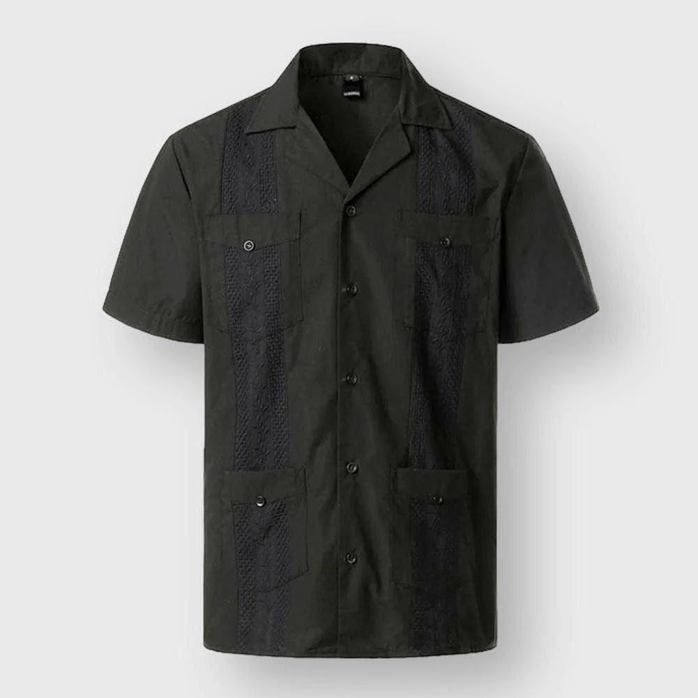 Chemise homme broderie Caraïbe, col italien, tissu premium doux, élégante, quatre poches pratiques, confort, style insulaire.