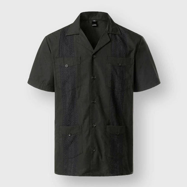 Chemise homme broderie Caraïbe, col italien, tissu premium doux, élégante, quatre poches pratiques, confort, style insulaire.