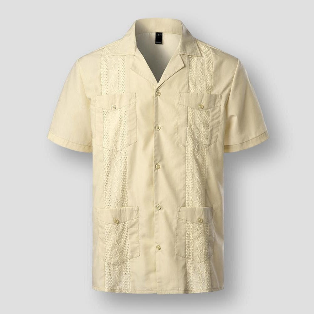 Chemise homme broderie Caraïbe, col italien, tissu premium doux, élégante, quatre poches pratiques, confort, style insulaire.