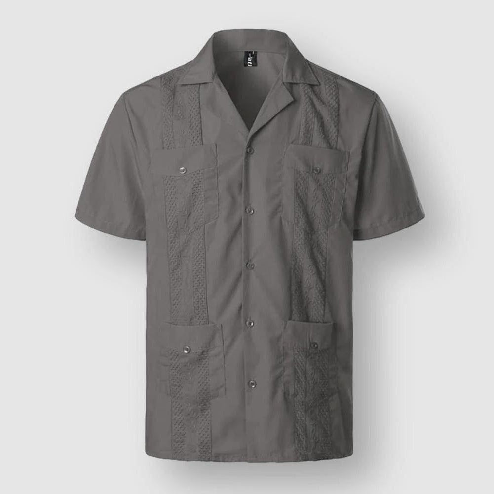 Chemise homme broderie Caraïbe, col italien, tissu premium doux, élégante, quatre poches pratiques, confort, style insulaire.