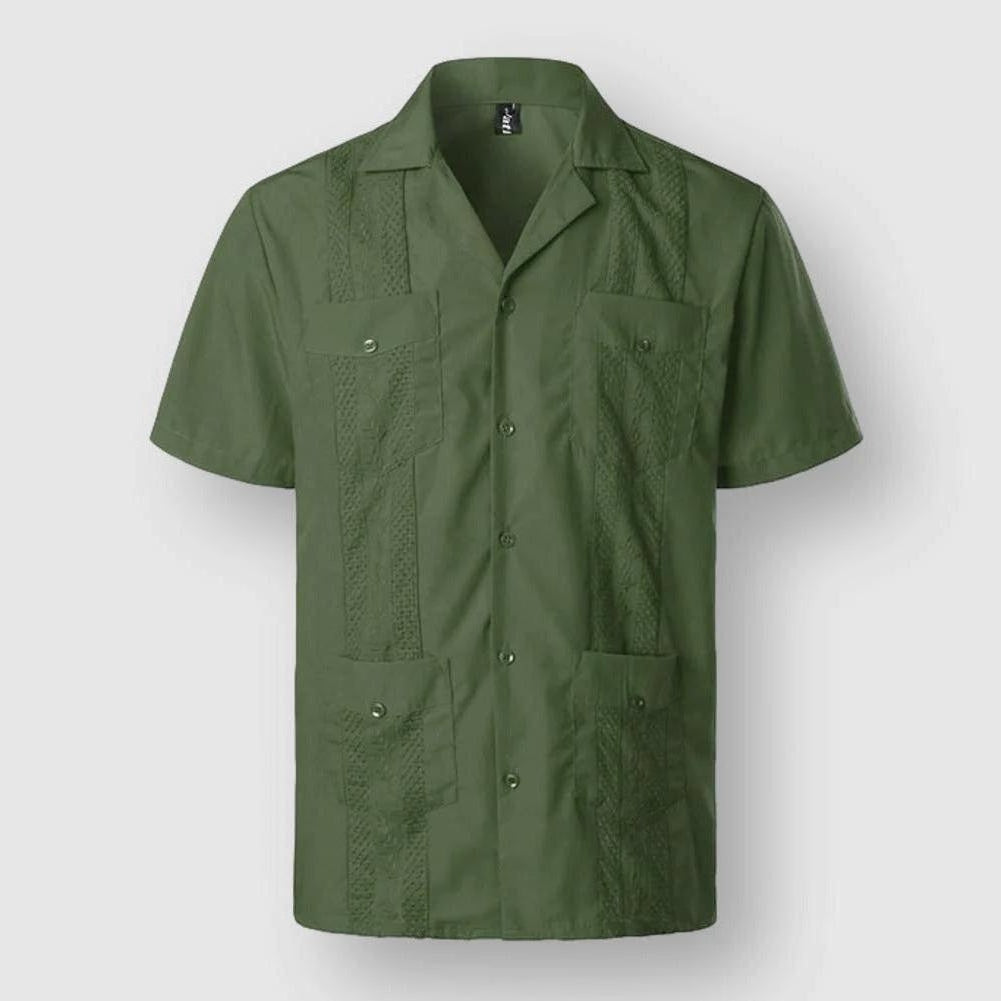 Chemise homme broderie Caraïbe, col italien, tissu premium doux, élégante, quatre poches pratiques, confort, style insulaire.