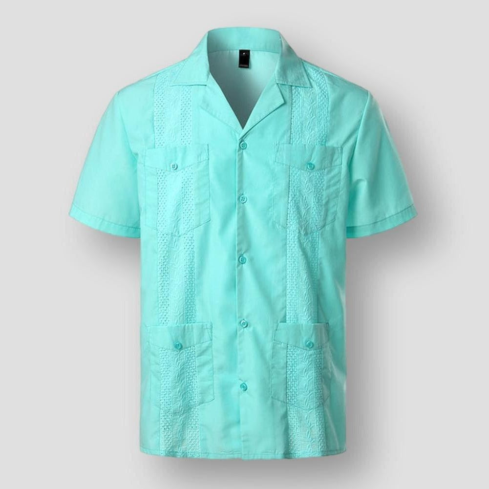 Chemise homme broderie Caraïbe, col italien, tissu premium doux, élégante, quatre poches pratiques, confort, style insulaire.