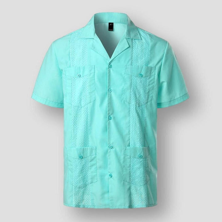 Chemise homme broderie Caraïbe, col italien, tissu premium doux, élégante, quatre poches pratiques, confort, style insulaire.
