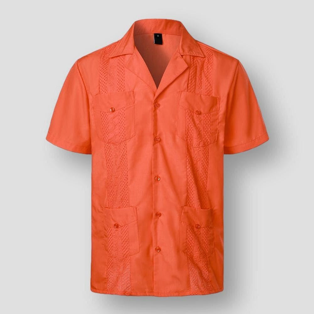 Chemise homme broderie Caraïbe, col italien, tissu premium doux, élégante, quatre poches pratiques, confort, style insulaire.