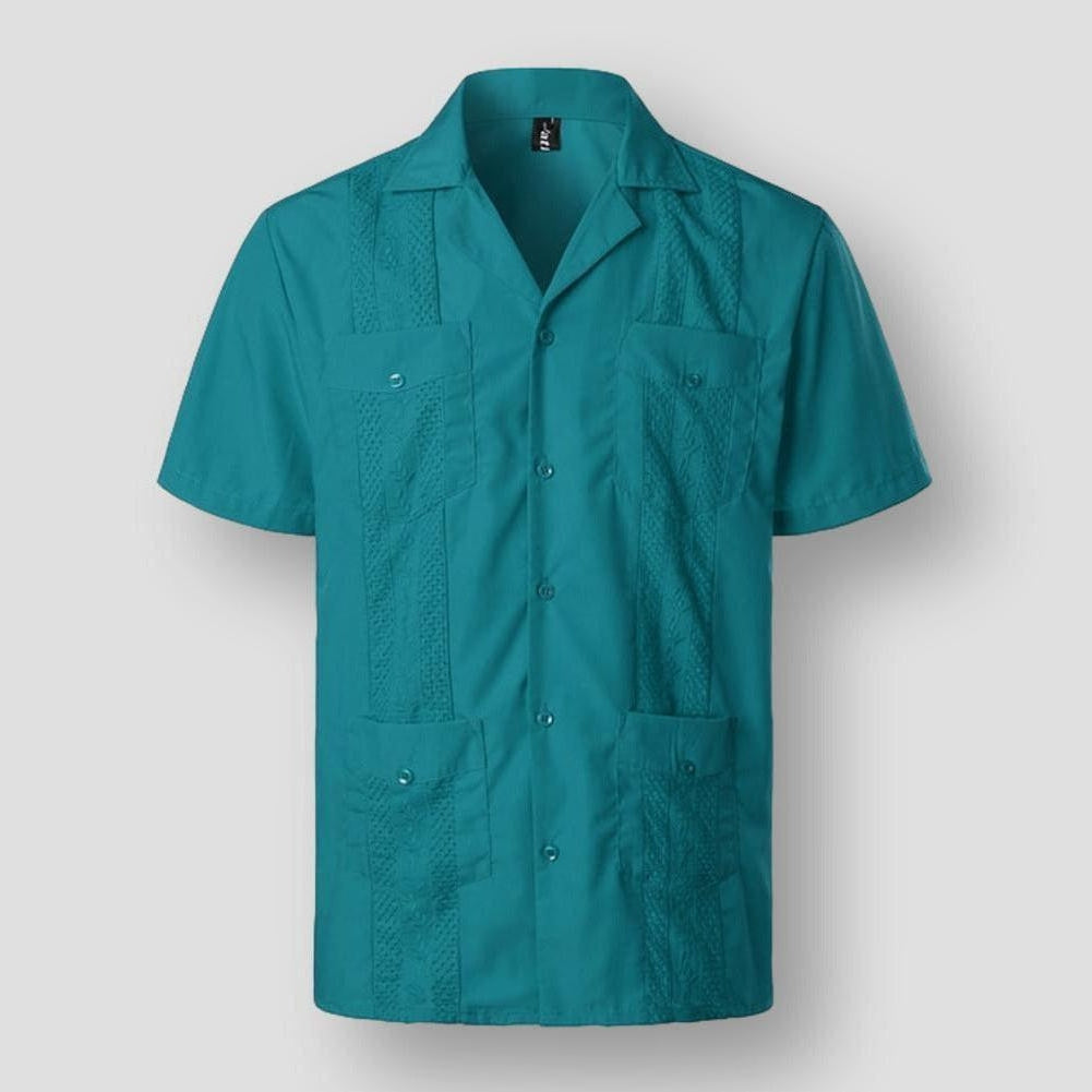 Chemise homme broderie Caraïbe, col italien, tissu premium doux, élégante, quatre poches pratiques, confort, style insulaire.