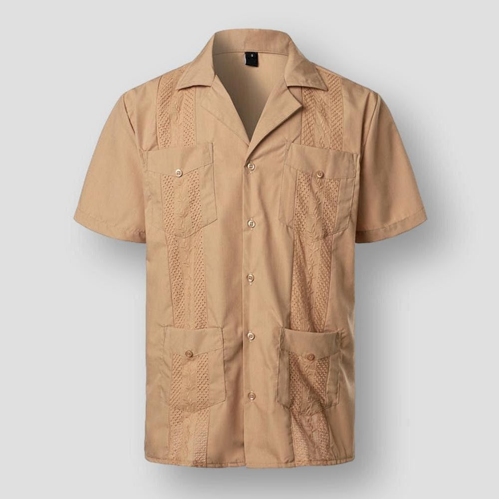 Chemise homme broderie Caraïbe, col italien, tissu premium doux, élégante, quatre poches pratiques, confort, style insulaire.