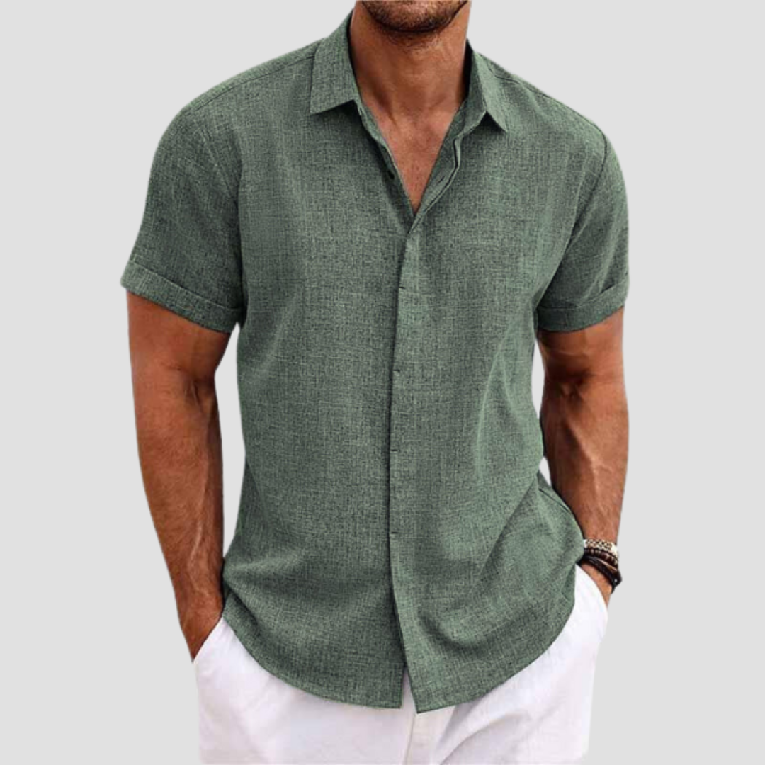 "Chemise homme coton moderne, manches courtes, tissu doux, col élégant, versatile pour tenue estivale soignée."