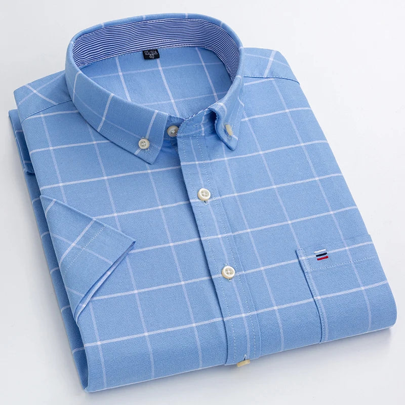 "Chemise homme élégante à manches courtes avec motifs à carreaux, style moderne, coton 100% pour confort et sophistication."
