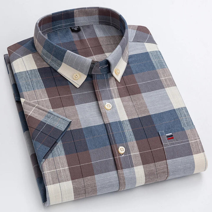 "Chemise homme élégante à manches courtes avec motifs à carreaux, style moderne, coton 100% pour confort et sophistication."