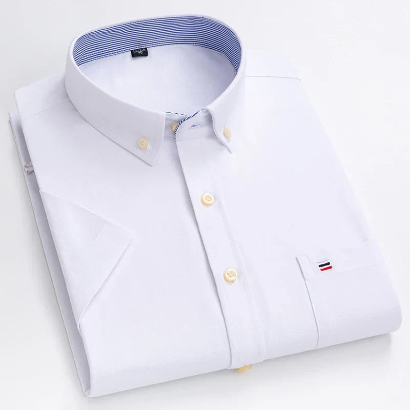 "Chemise homme élégante à manches courtes avec motifs à carreaux, style moderne, coton 100% pour confort et sophistication."