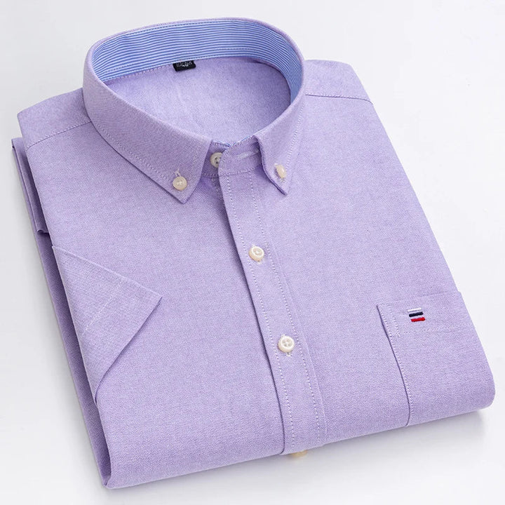 "Chemise homme élégante à manches courtes avec motifs à carreaux, style moderne, coton 100% pour confort et sophistication."