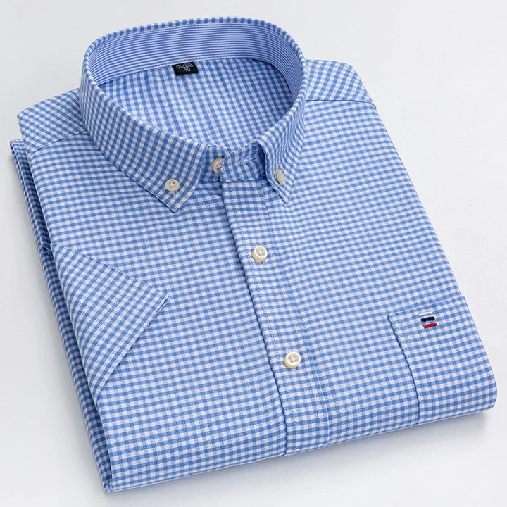 "Chemise homme élégante à manches courtes avec motifs à carreaux, style moderne, coton 100% pour confort et sophistication."