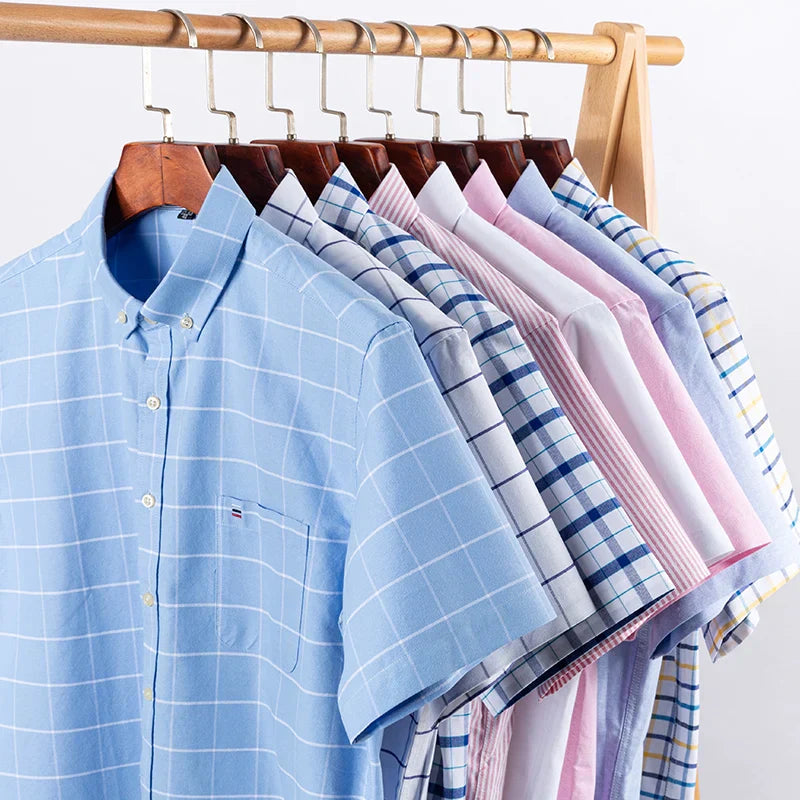 "Chemise homme élégante à manches courtes avec motifs à carreaux, style moderne, coton 100% pour confort et sophistication."