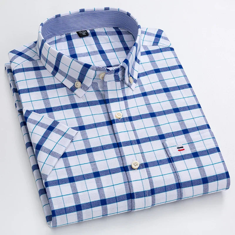 "Chemise homme élégante à manches courtes avec motifs à carreaux, style moderne, coton 100% pour confort et sophistication."