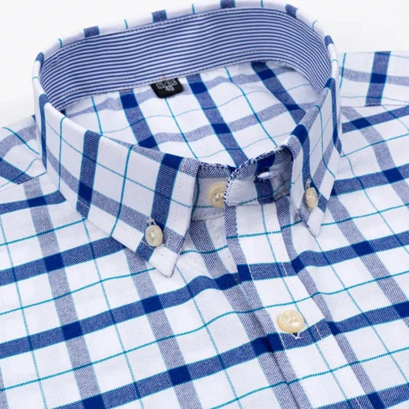 "Chemise homme élégante à manches courtes avec motifs à carreaux, style moderne, coton 100% pour confort et sophistication."