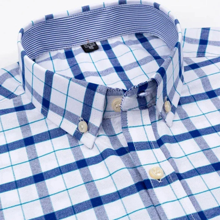 "Chemise homme élégante à manches courtes avec motifs à carreaux, style moderne, coton 100% pour confort et sophistication."