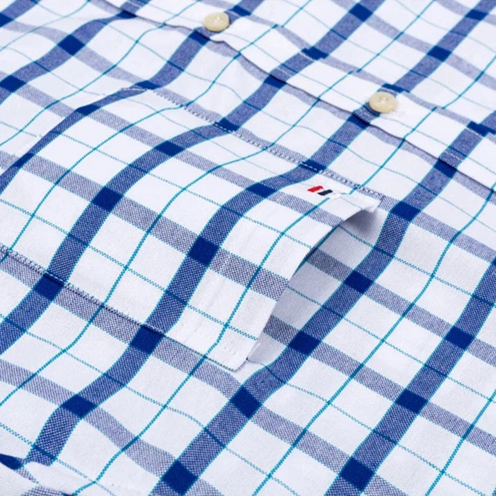 "Chemise homme élégante à manches courtes avec motifs à carreaux, style moderne, coton 100% pour confort et sophistication."