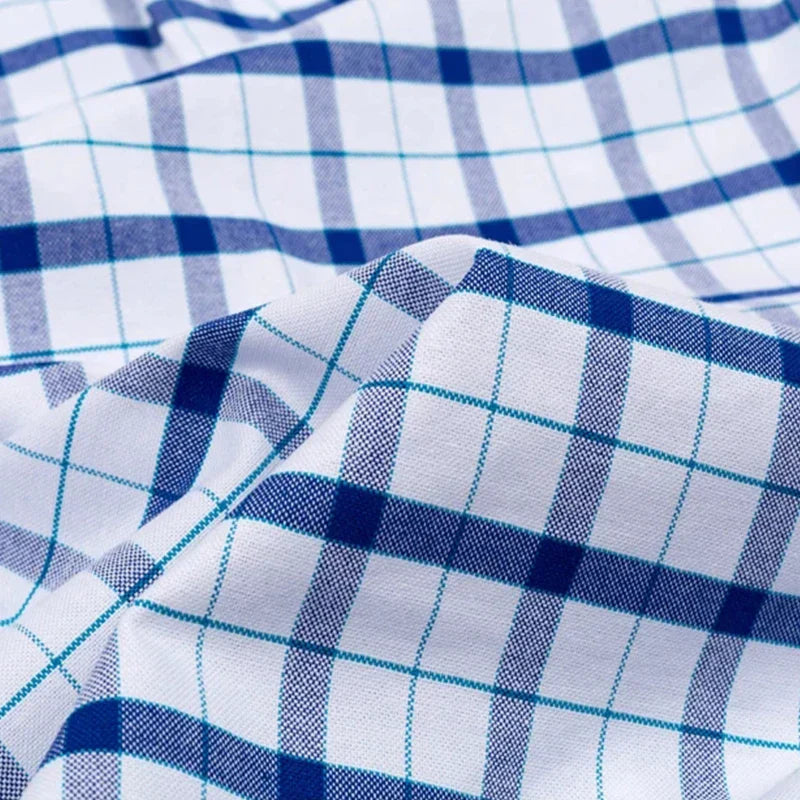 "Chemise homme élégante à manches courtes avec motifs à carreaux, style moderne, coton 100% pour confort et sophistication."
