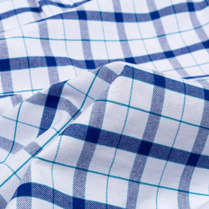 "Chemise homme élégante à manches courtes avec motifs à carreaux, style moderne, coton 100% pour confort et sophistication."