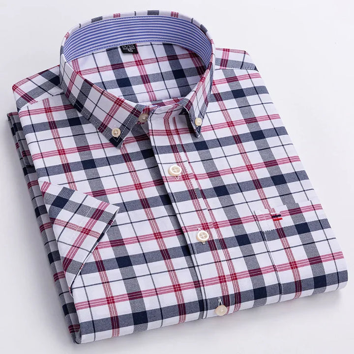 "Chemise homme élégante à manches courtes avec motifs à carreaux, style moderne, coton 100% pour confort et sophistication."