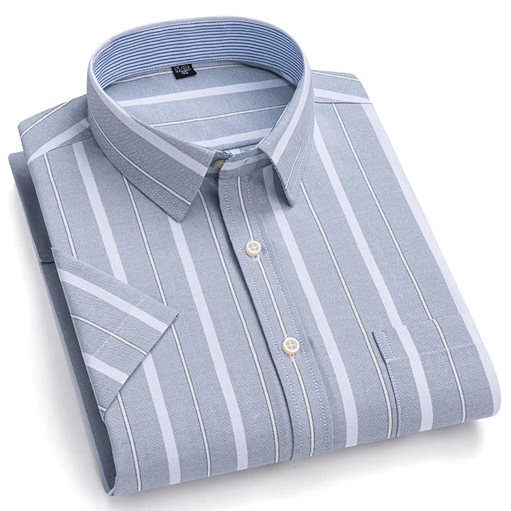 "Chemise homme élégante à manches courtes avec motifs à carreaux, style moderne, coton 100% pour confort et sophistication."
