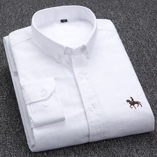 Chemise homme élégante blanche, coupe moderne et ajustée, idéale pour un style chic et confortable, en tissu haut de gamme.