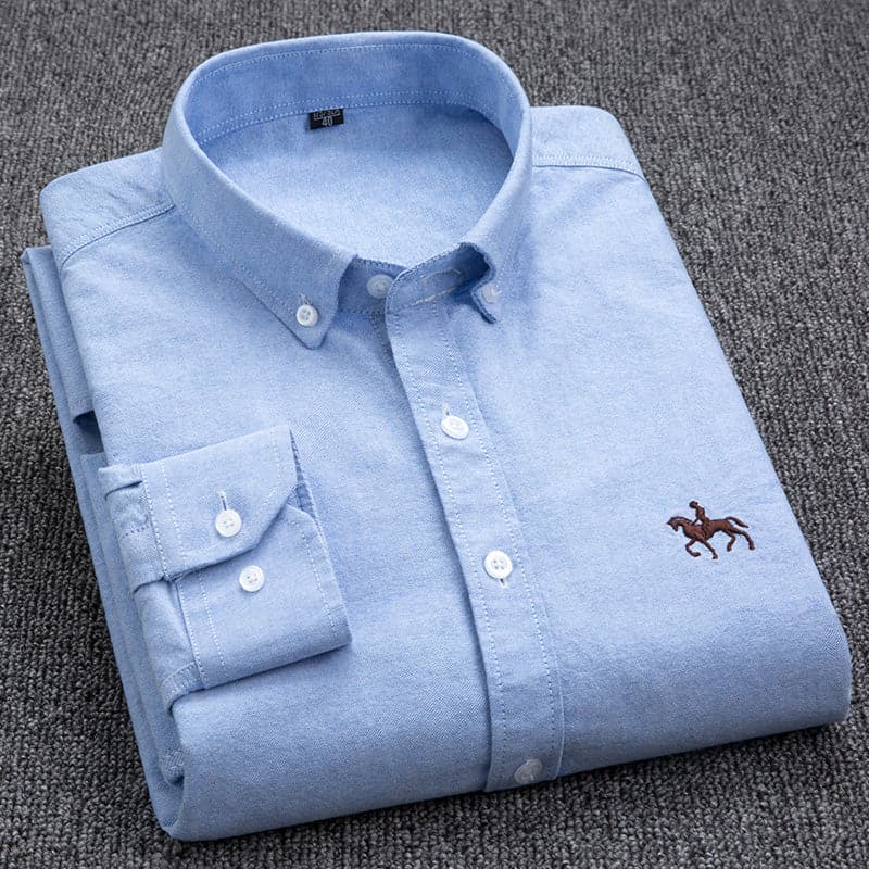 Chemise homme élégante blanche, coupe moderne et ajustée, idéale pour un style chic et confortable, en tissu haut de gamme.