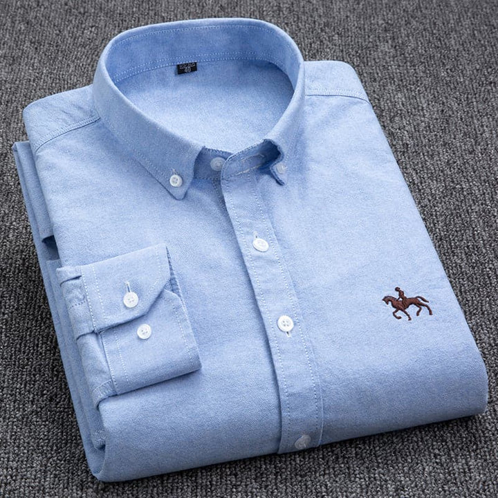 Chemise homme élégante blanche, coupe moderne et ajustée, idéale pour un style chic et confortable, en tissu haut de gamme.