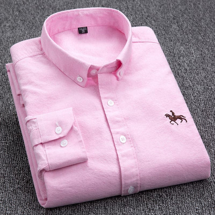 Chemise homme élégante blanche, coupe moderne et ajustée, idéale pour un style chic et confortable, en tissu haut de gamme.