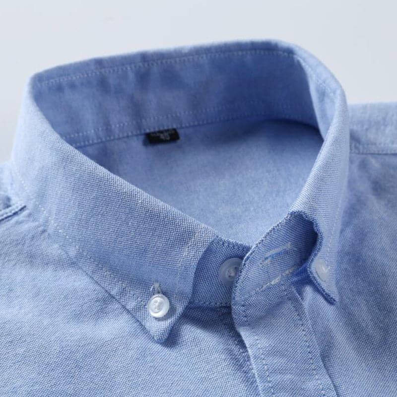 Chemise homme élégante blanche, coupe moderne et ajustée, idéale pour un style chic et confortable, en tissu haut de gamme.