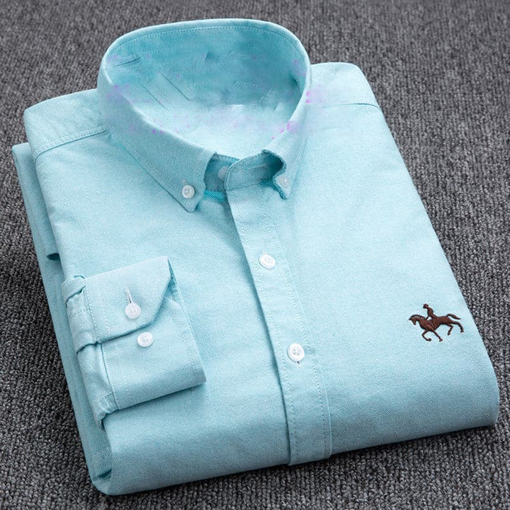 Chemise homme élégante blanche, coupe moderne et ajustée, idéale pour un style chic et confortable, en tissu haut de gamme.