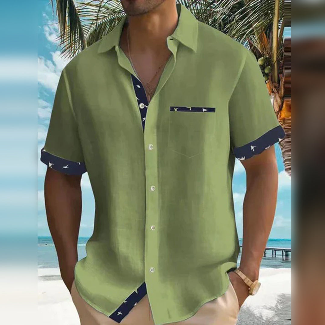 Chemise homme élégante grise à manches courtes avec détails contrastés, parfaite pour un style raffiné et estival.