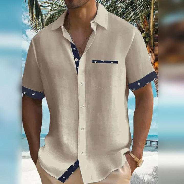 Chemise homme élégante grise à manches courtes avec détails contrastés, parfaite pour un style raffiné et estival.