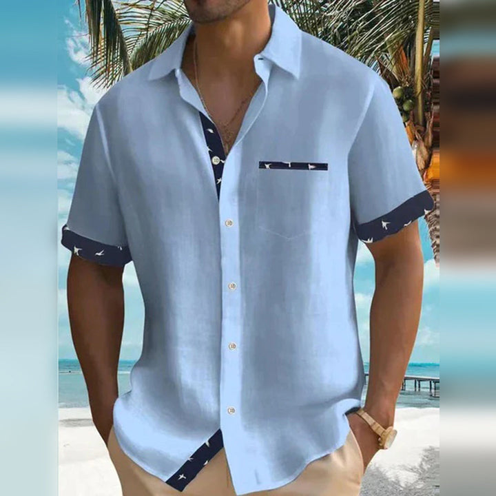 Chemise homme élégante grise à manches courtes avec détails contrastés, parfaite pour un style raffiné et estival.