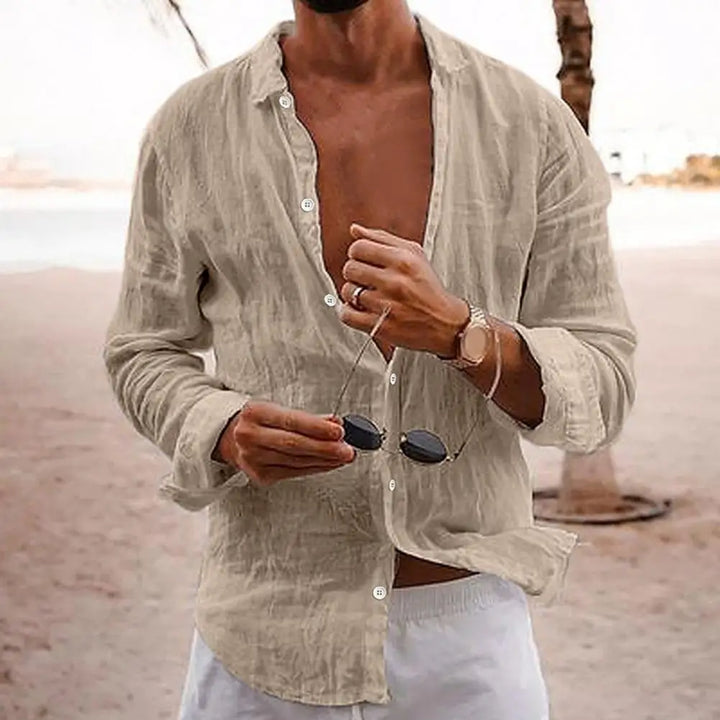 "Chemise homme en lin léger, blanche, manches longues, col rabattable, idéale pour l'été et occasions décontractées."