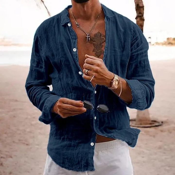 "Chemise homme en lin léger, blanche, manches longues, col rabattable, idéale pour l'été et occasions décontractées."