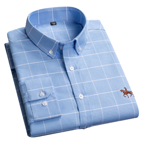 "Chemise homme manches longues élégante et confortable, tissu bleu, idéale pour occasions professionnelles et décontractées."