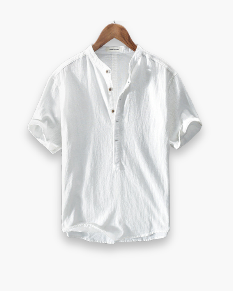 Chemise homme respirante bleu et blanc à manches courtes, élégante et légère pour un style estival confortable.