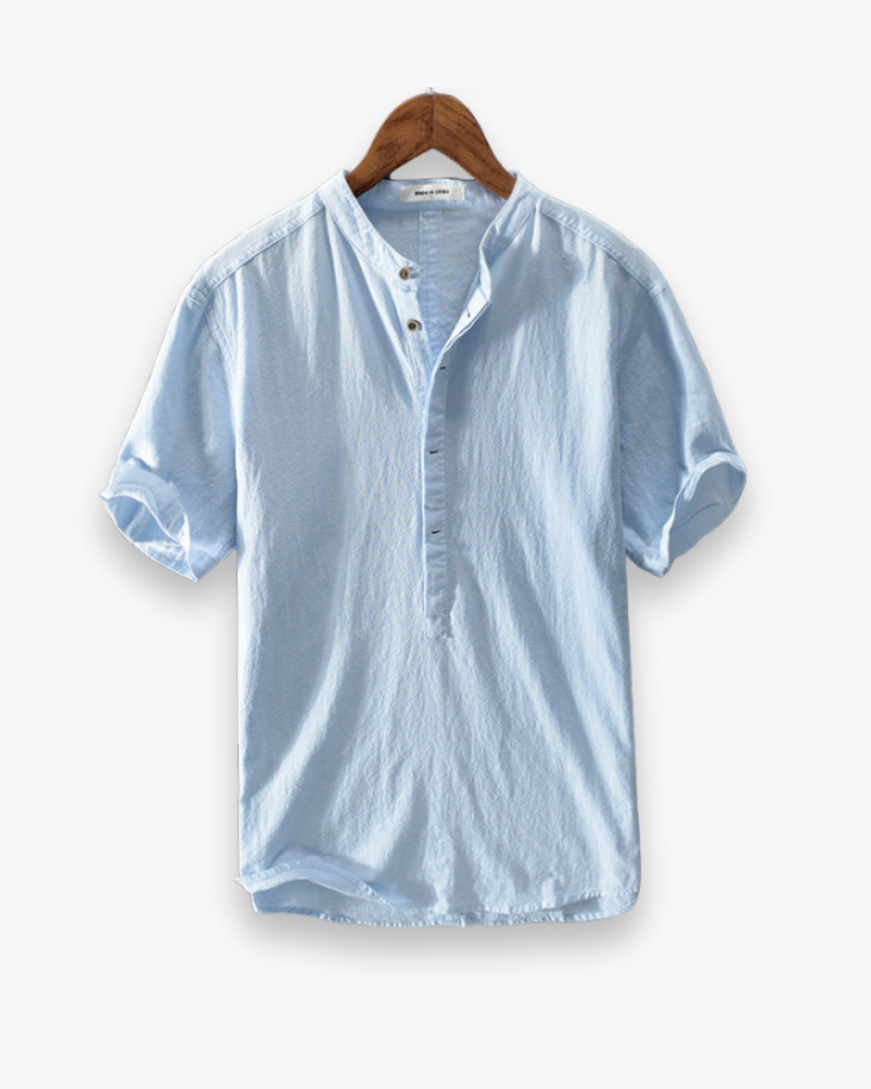 Chemise homme respirante bleu et blanc à manches courtes, élégante et légère pour un style estival confortable.